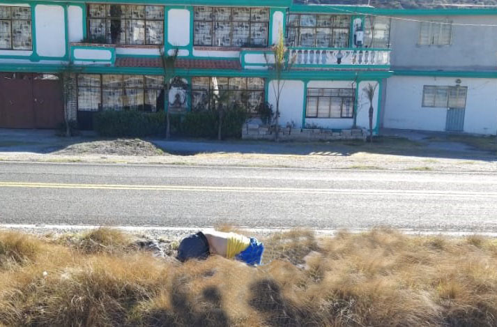 Hallan cuerpo a un costado de carretera en Acajete