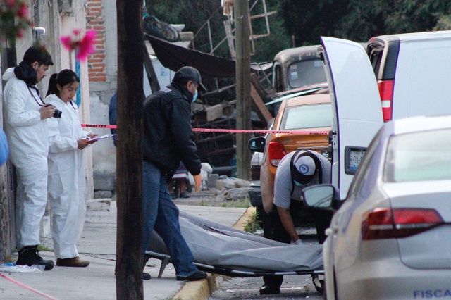 Encuentran a joven muerto en calles de Totimehuacan, Puebla