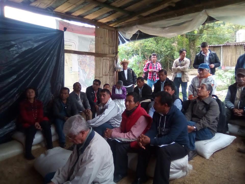 Apoyan protesta de campesinos contra línea de CFE en Cuetzalan