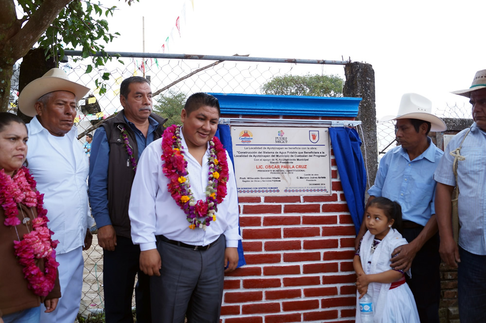 Inaugura Oscar Paula agua potable en Ayotzinapan