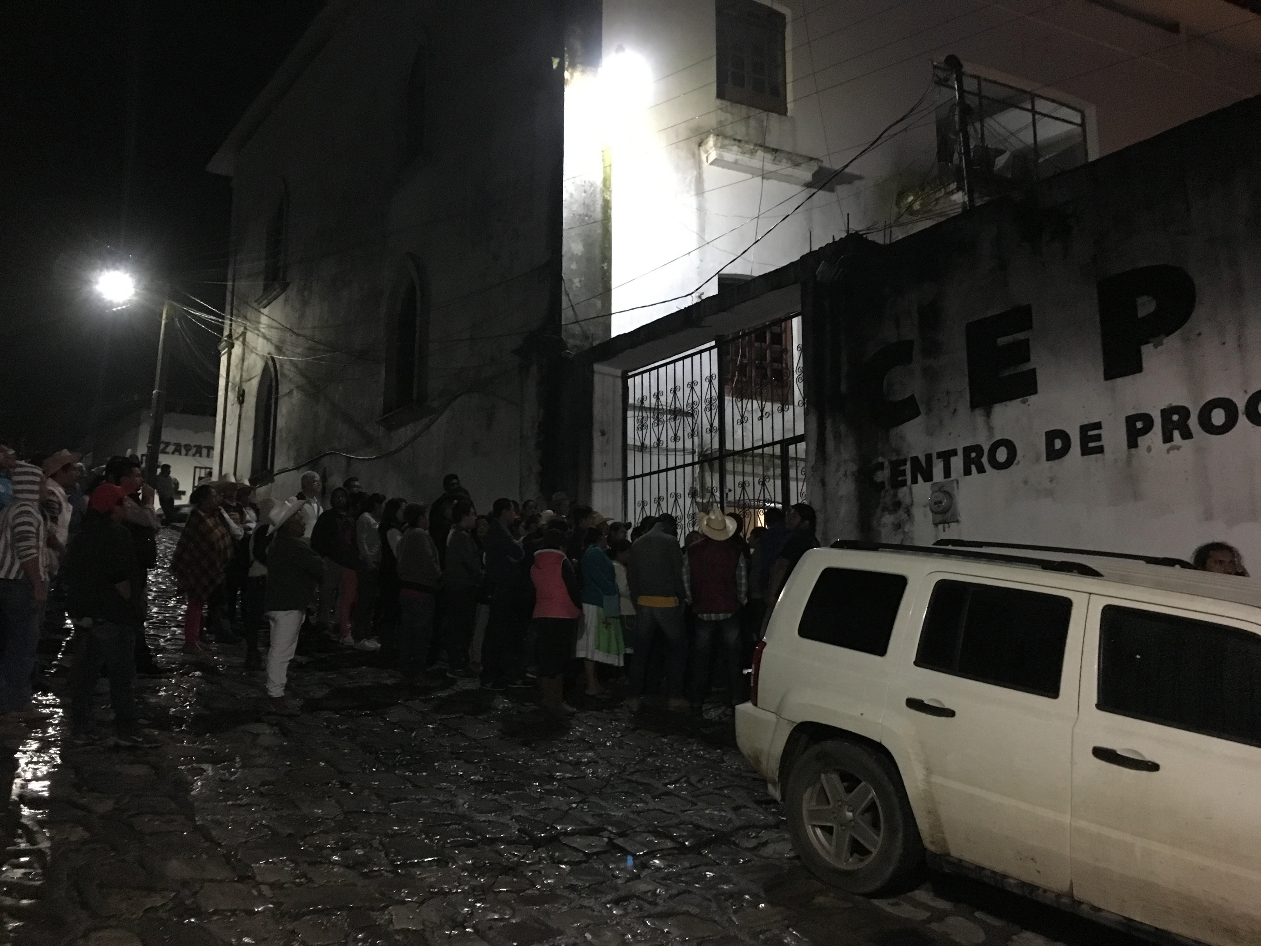 Pobladores de Cuetzalan impiden que liberen a golpeadores