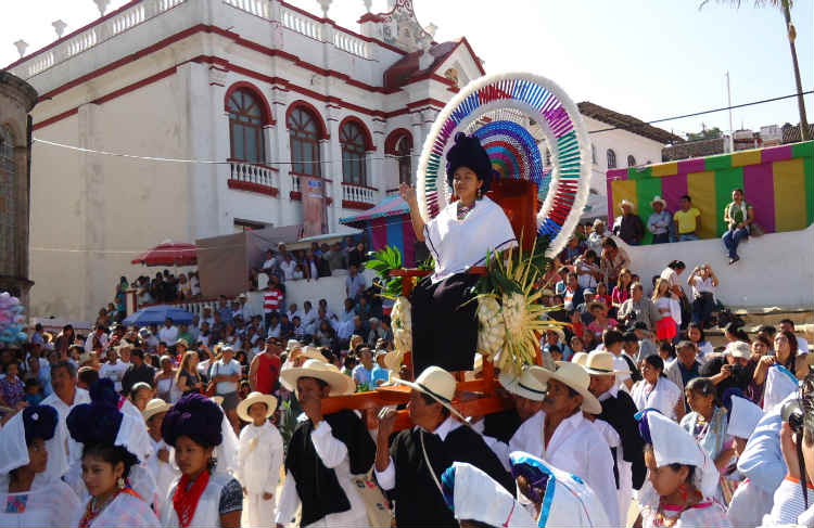 Realizan ritual de la coronación de la Reina del Huipil en Cuetzalan