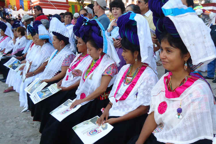 Realizan ritual de la coronación de la Reina del Huipil en Cuetzalan
