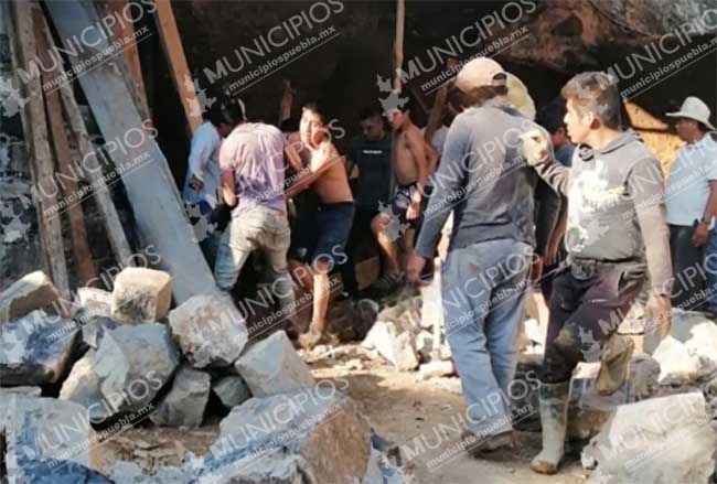 Le cae barda de piedra a albañil y sobrevive en Atlequizayan