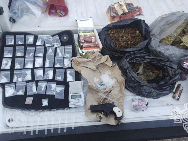 Armada y con 3 kilos de marihuana, cae narcovendedora en Cuetzalan