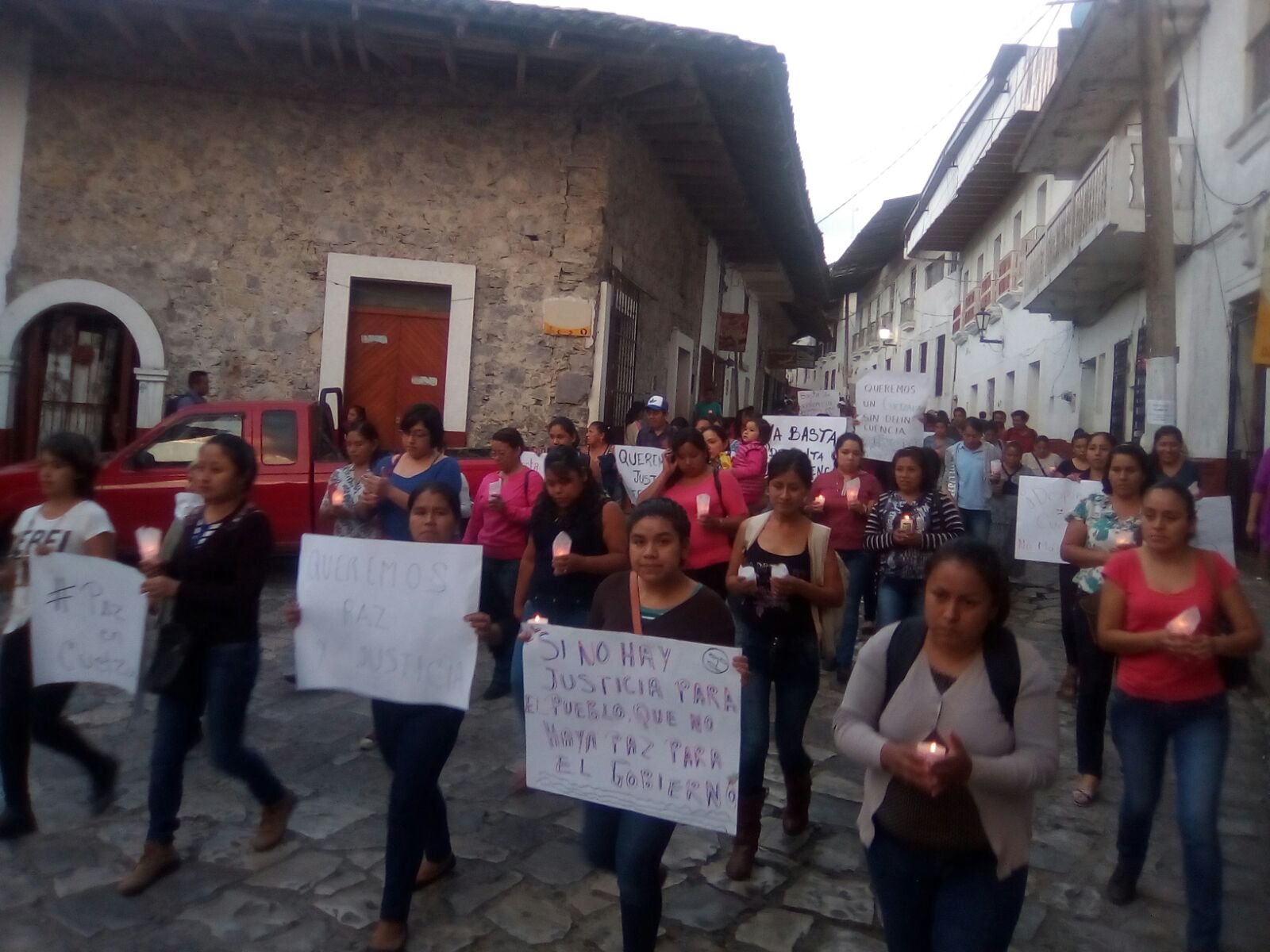 Con marcha y veladoras habitantes de Cuetzalán piden renuncia del edil Óscar Paula