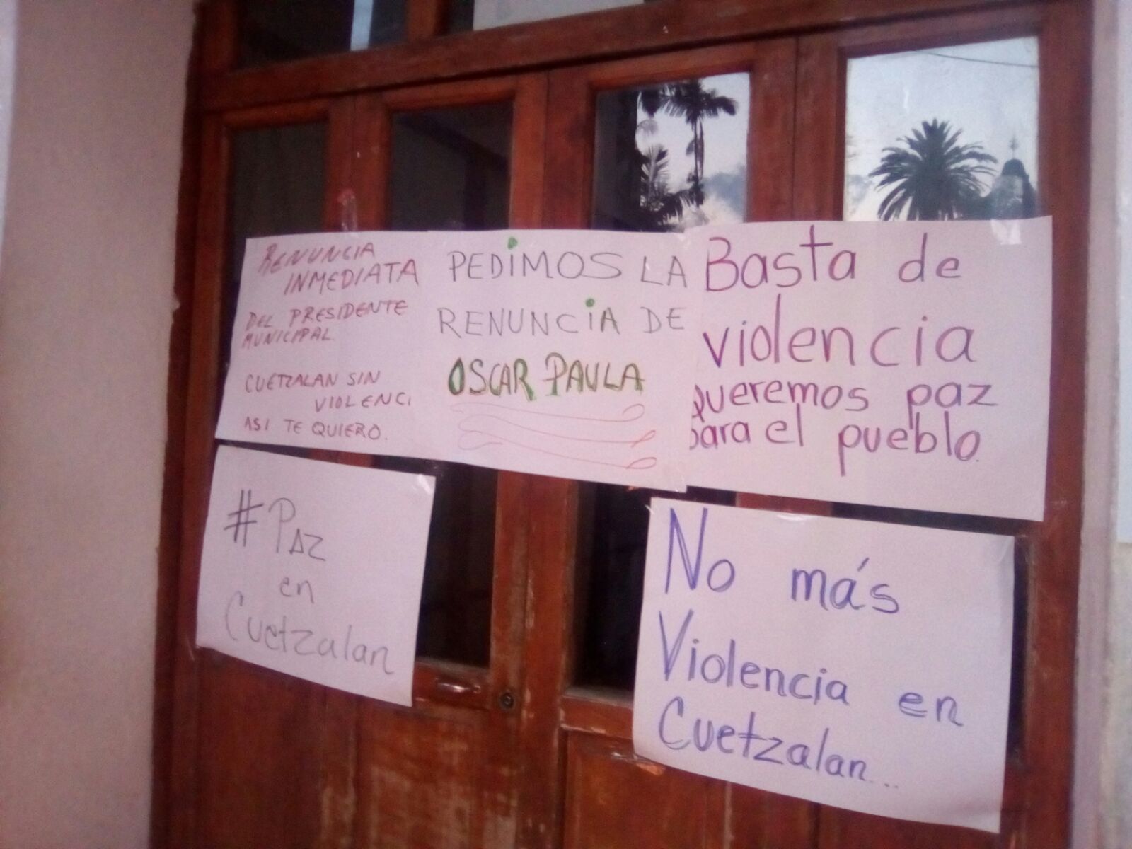 Con marcha y veladoras habitantes de Cuetzalán piden renuncia del edil Óscar Paula