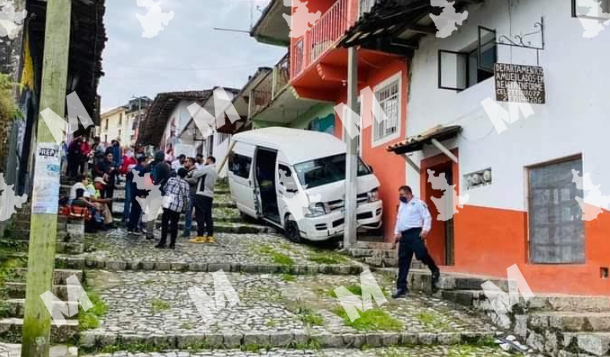 Combi se queda sin frenos y se impacta contra poste en Cuetzalan