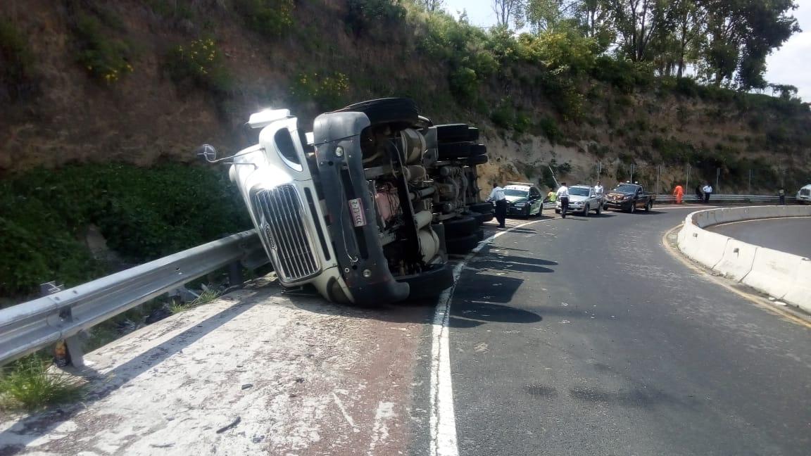 Conductor de tráiler queda prensado al chocar en la Atlixcáyotl   