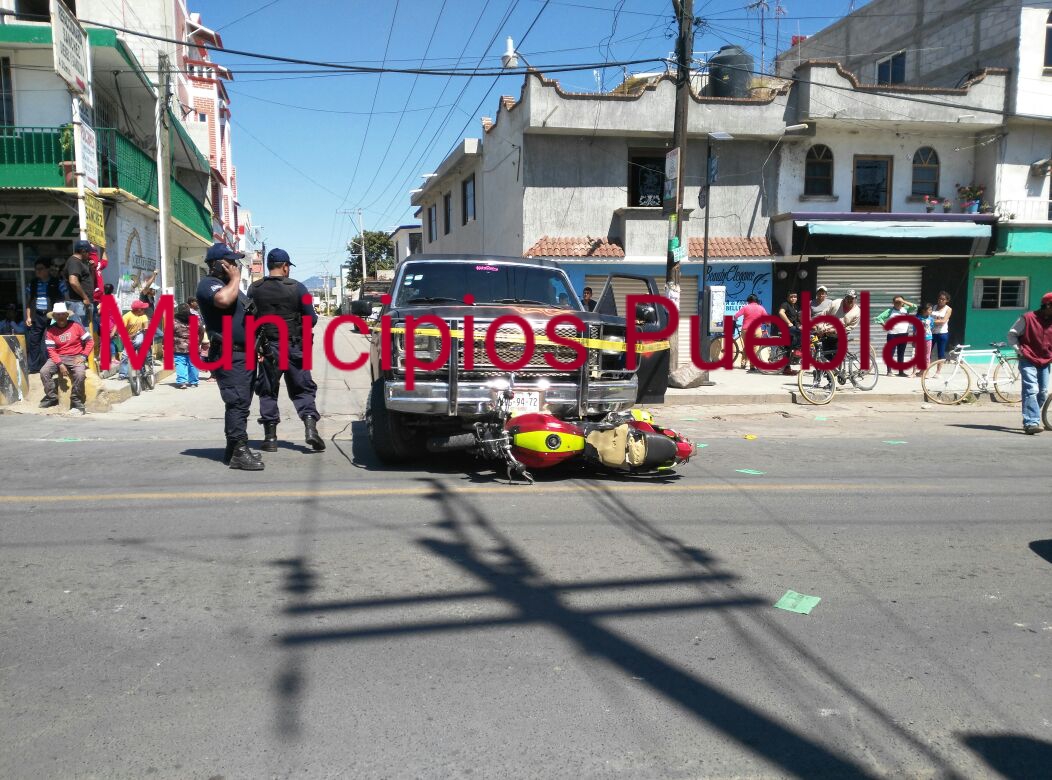 Camioneta con huachicol atropella a motociclistas en El verde