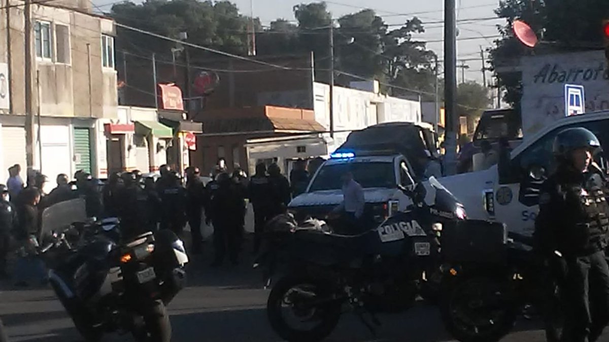 Tianguistas someten a policías en La Libertad