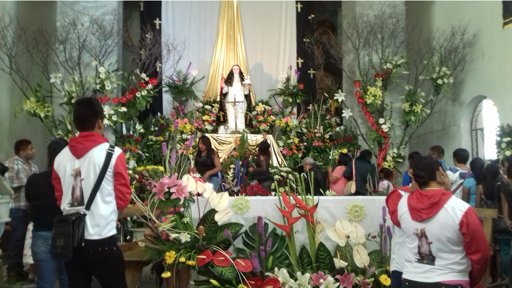 Peregrinos visitan a la Virgen de Santa Inés Ahuatempan