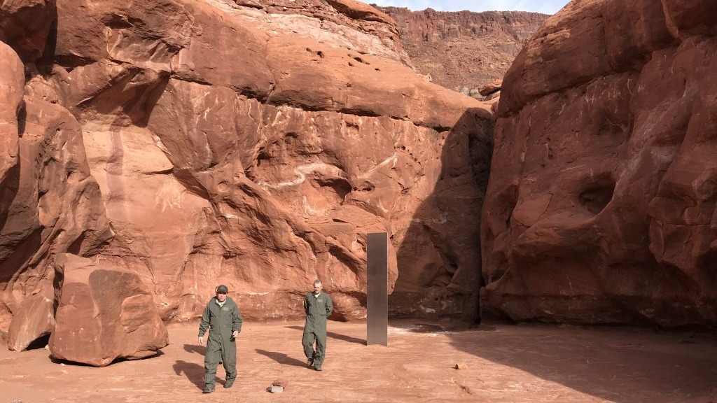 VIDEO Encuentran misterioso monolito de metal en el desierto
