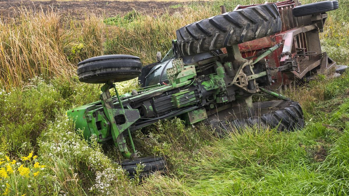 Fémina muere aplastada al mover tractor de su esposo en Teopantlán