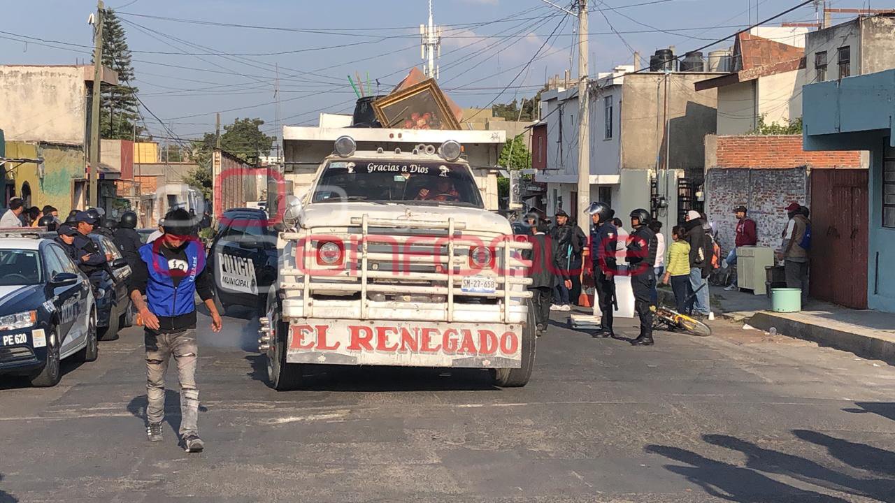 Se enfrentan policías y vecinos de La Libertad por desalojo