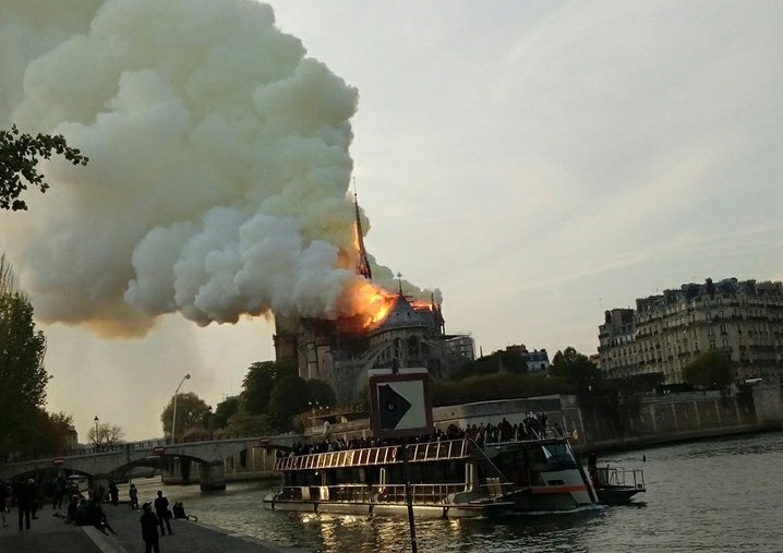 Reportan fuerte incendio en Notre Dame de Paris