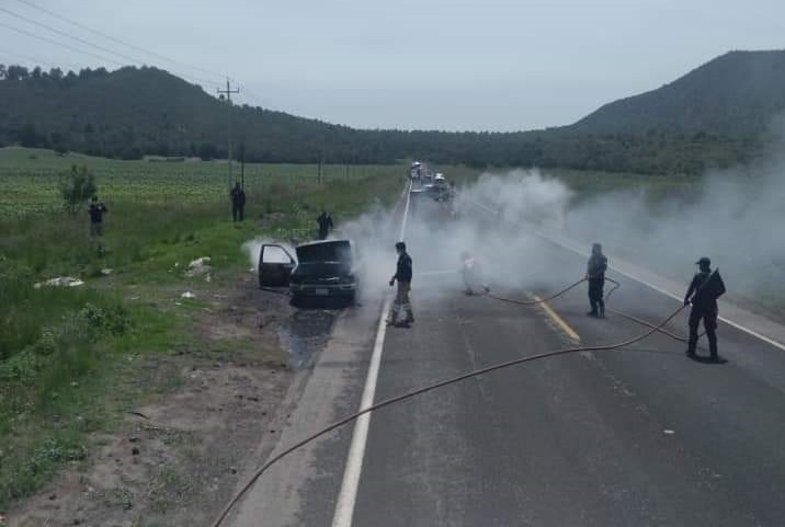 Falla origina incendio en camioneta sobre El Seco - Azumbilla