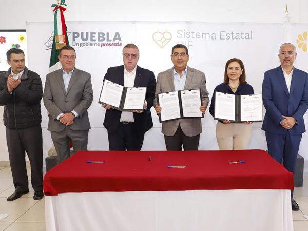 Céspedes, SEDIF y empresa CINIA firman convenio de colaboración