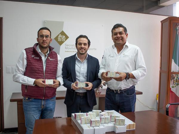 SMT de Puebla entrega 2 mil cédulas de identificación a conductores de Uber