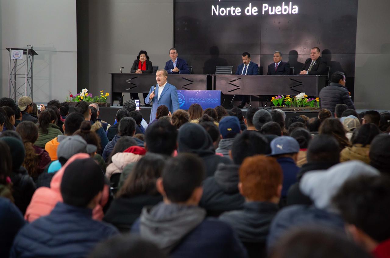 Ugalde habla en Tecnológico de la Sierra sobre Transición en México