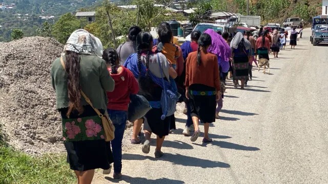 VIDEO Cerca de 175 familias desplazadas por violencia regresan a Chenalhó, Chiapas