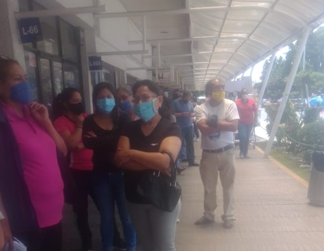 Poblanos rompen la sana distancia por pagar adeudo de agua