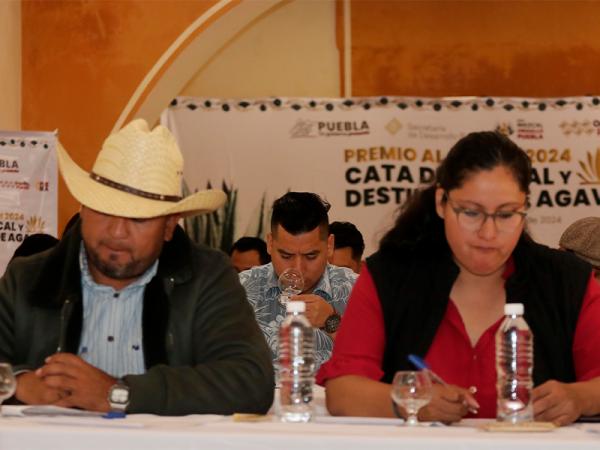 Reconoce gobierno de Puebla a mezcaleros poblanos