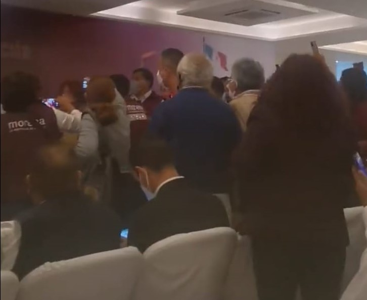 VIDEO Al grito de traidores, corren a diputados del acto a favor de Sheinbaum