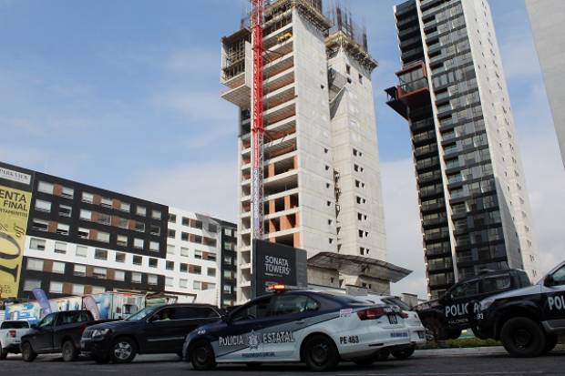 Muere vigilante al caer en cubo de elevador en Lomas de Angelópolis