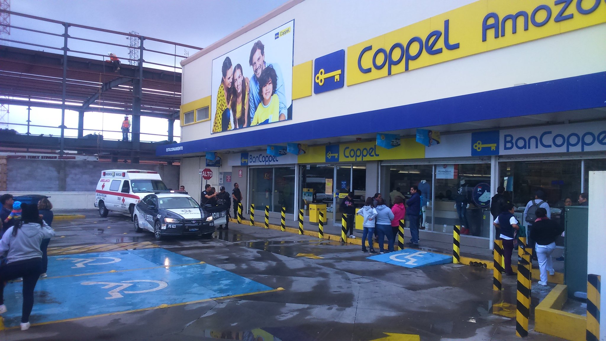 Comando asalta por cuarta vez Coppel de Amozoc