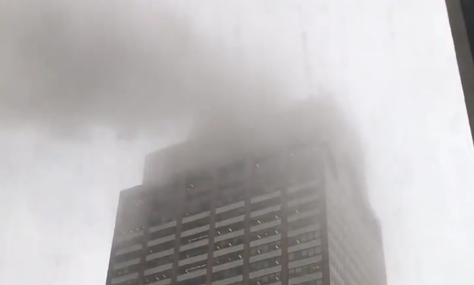 Se estrella helicóptero contra edificio en Nueva York