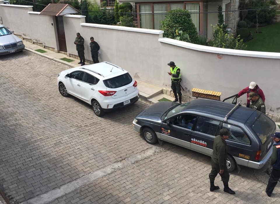 50 policías más llegan a embajada mexicana en Bolivia 