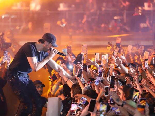 Cautiva Enrique Iglesias en la Feria de Puebla; hoy se presenta El Buki