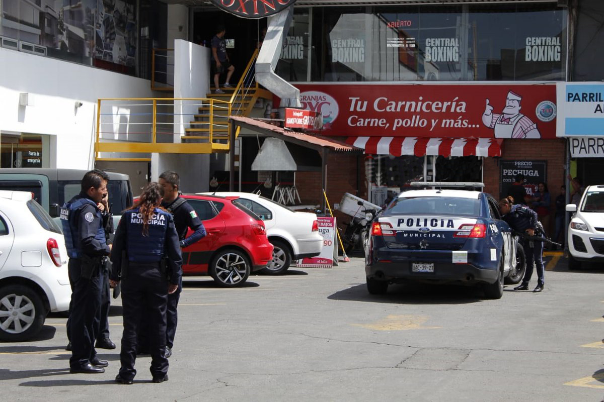 De manera violenta le roban auto a mujer en Plaza Zavaleta