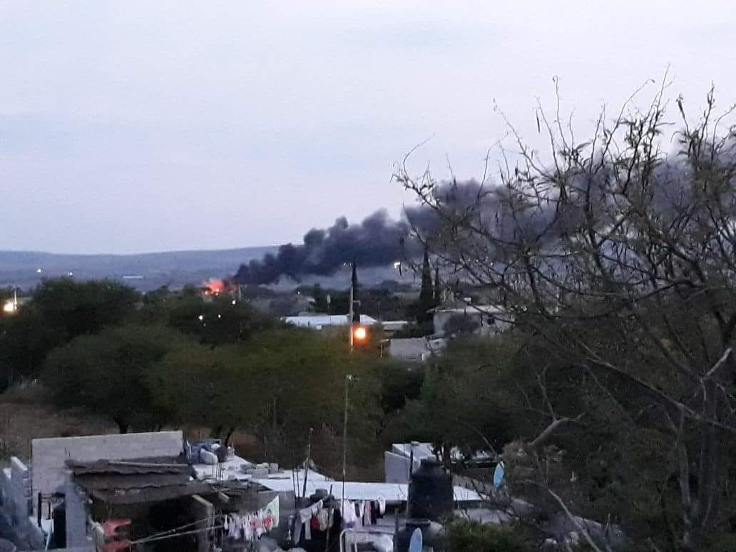 (FOTOS) Fuego consume el basurero de San Juan Ixcaquixtla 