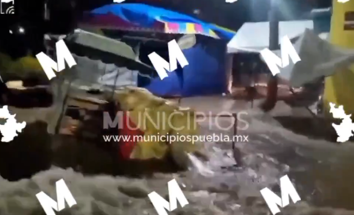 VIDEO Puestos de la feria de Cuautlancingo son arrastrados por la lluvia