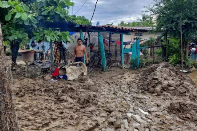 Huracán John deja a las Tunas en Guerrero bajo el lodo; habitantes piden ayuda