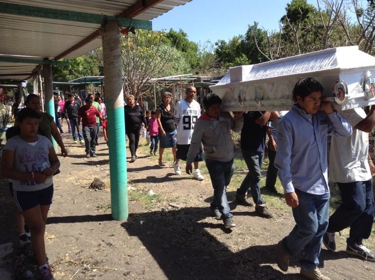 Regresa por mí en un año, pide madre de Toño al sepultarlo