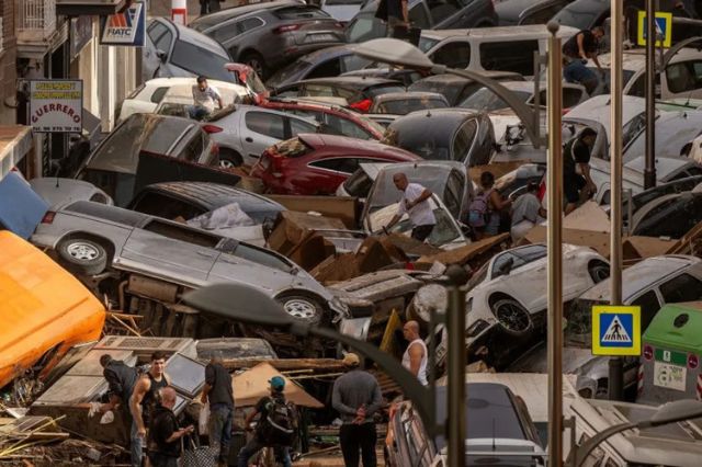 Aumenta la tragedia en Valencia; más de 150 muertos y decenas de desaparecidos 