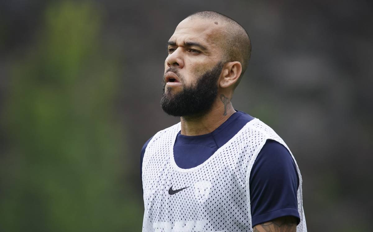 Inicia juicio contra Dani Alves por agresión sexual