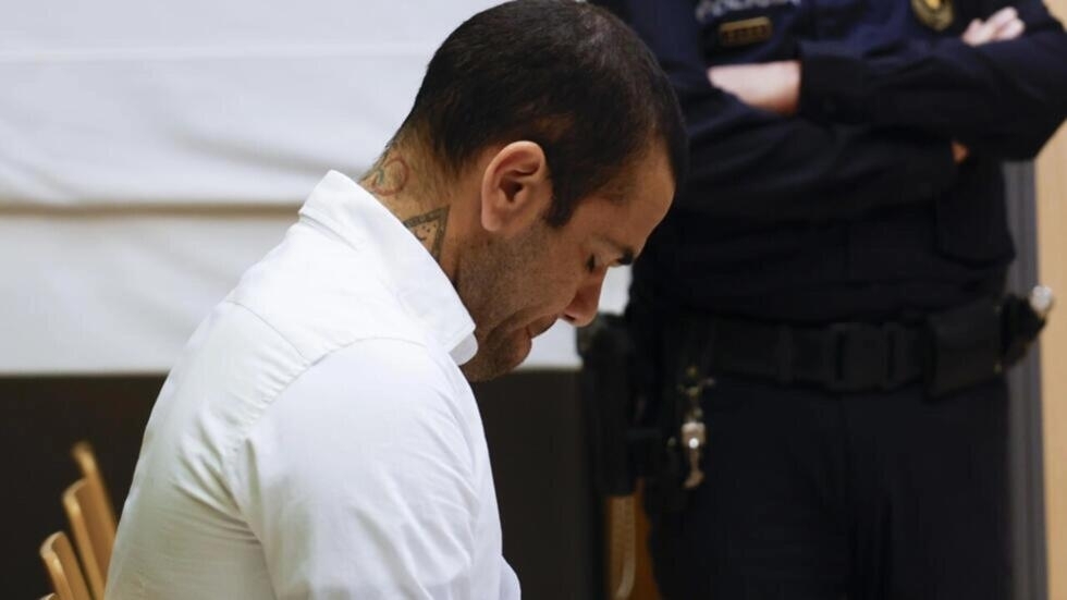 Condenan al ex futbolista de Barcelona Dani Alves a 4 años de prisión por agresión sexual