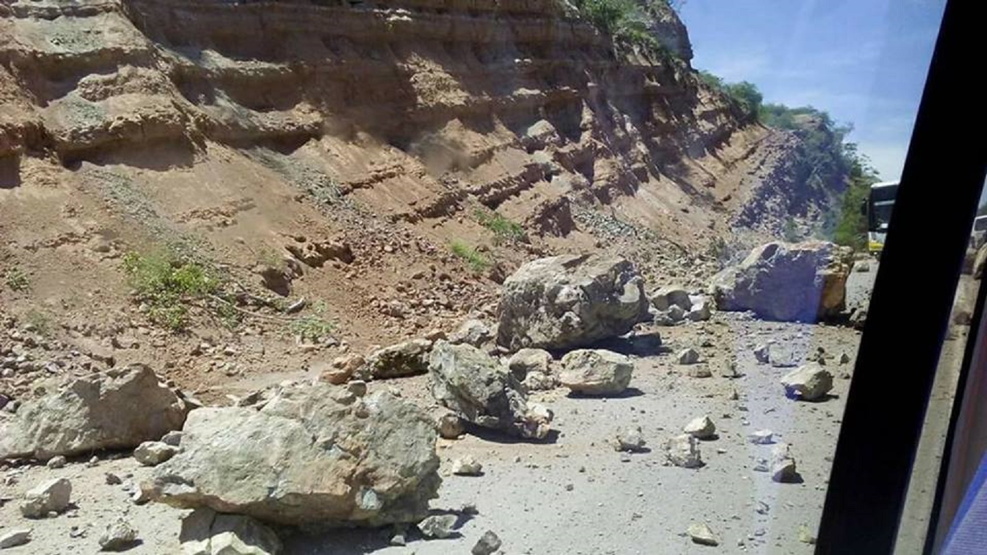 Por sismo se bloquea carretera de Chinantla a Tulcingo