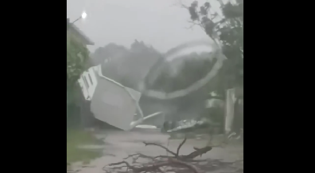 VIDEO Lluvia y viento vuelan aula móvil en Tehuitzingo
