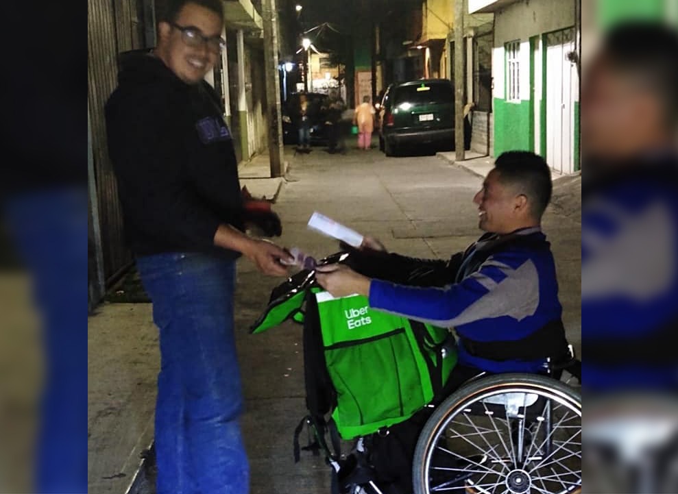 En silla de ruedas, Dany Márquez es repartidor de Uber Eats