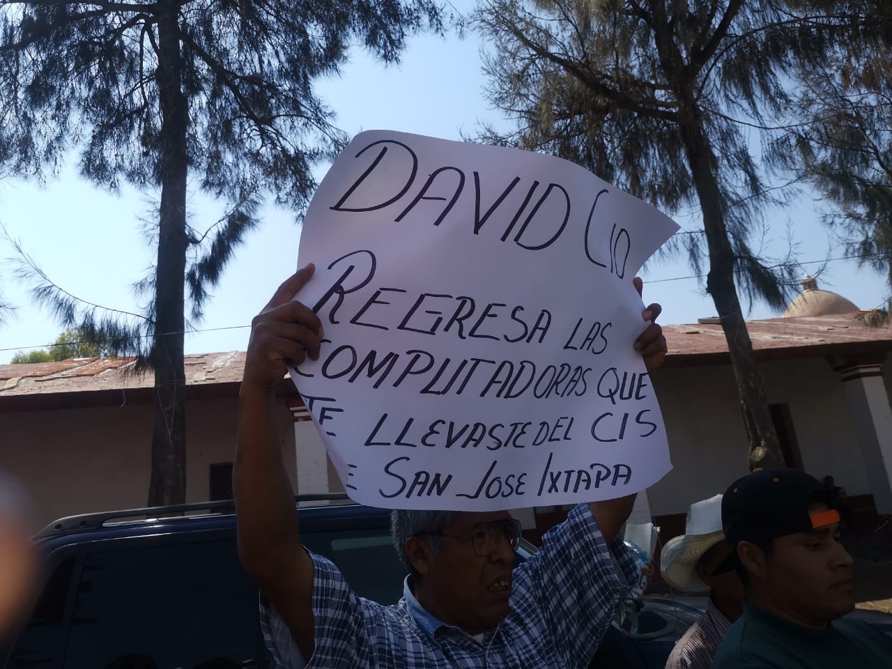 Inconformes niegan acceso a la alcaldía a edil de Cañada Morelos