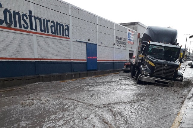 Aguacero provoca inundaciones en Puebla y Acatzingo