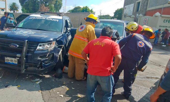 En persecución a delincuentes, chocan patrulla en Santiago