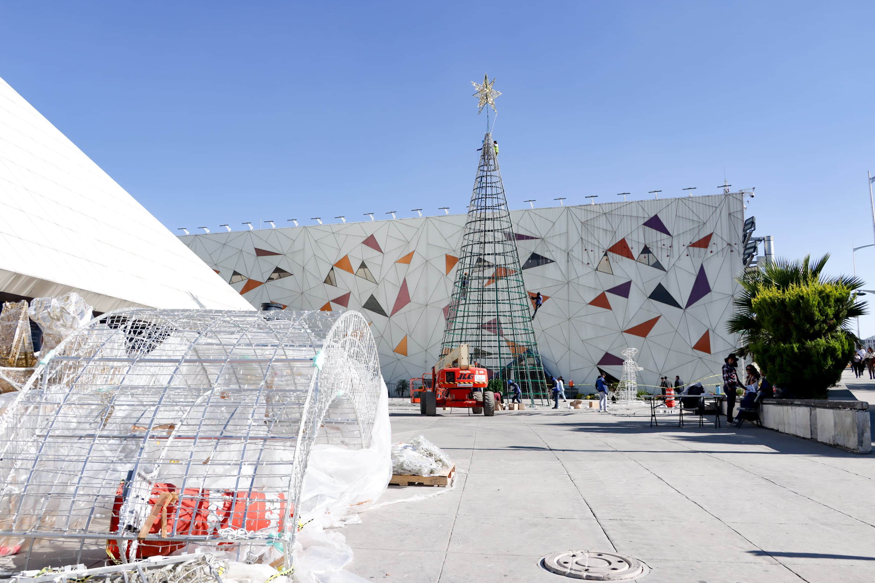 Alistan preparativos navideños en la zona histórica de Los Fuertes