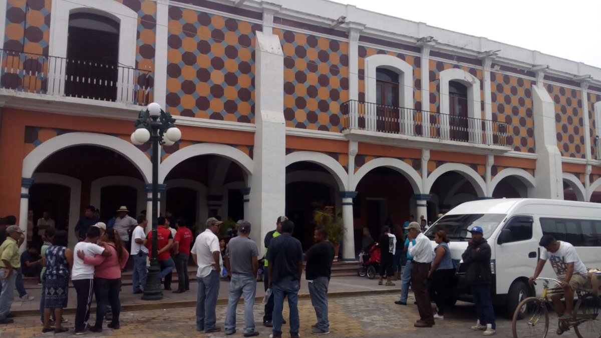 Transportistas protestan por inseguridad en Izúcar de Matamoros