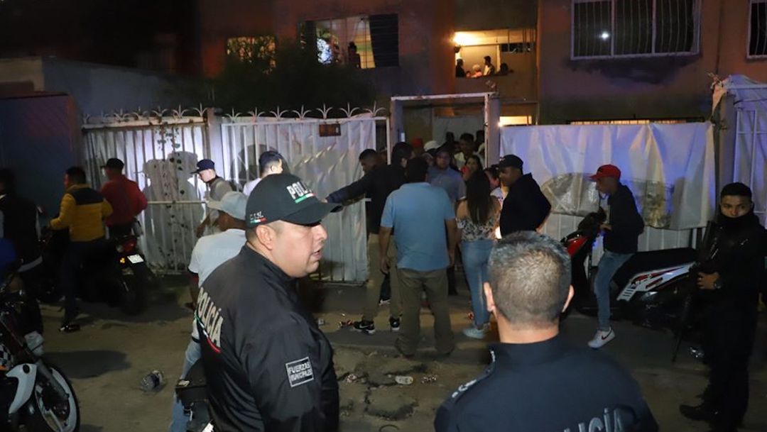 Policías desalojan fiesta clandestina con casi 200 jóvenes por COVID19